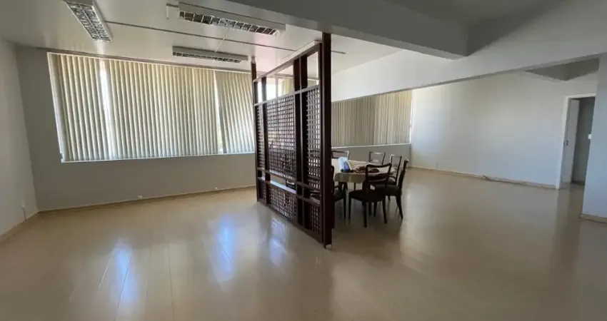 Alugo apartamento com 4 dormitórios sendo 1 suite no centro de blumenau