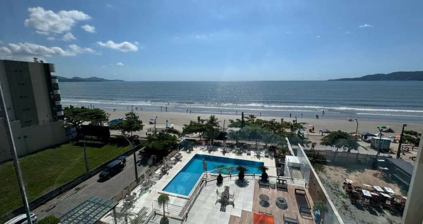 Bem-vindos ao seu novo lar dos sonhos, um espetacular apartamento em Meia Praia, Itapema, SC!