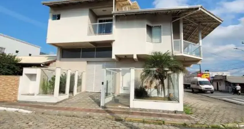 Casa com 3 quartos para alugar na Rua José Pereira Liberato, 609, São João, Itajaí