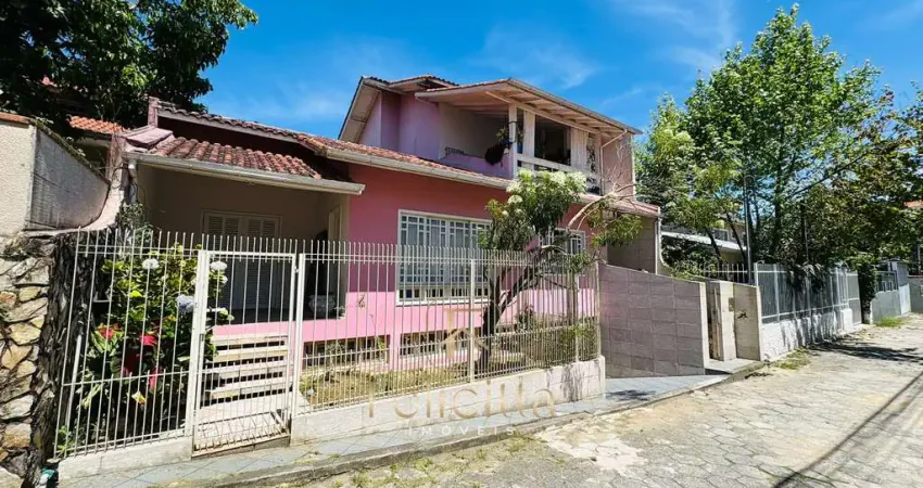 Casa com 04 dormitórios 01 suíte em Coqueiros, Florianópolis/SC