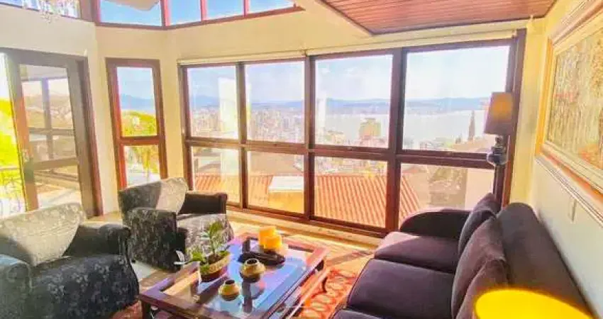 Casa com 04 suítes no Morro da Cruz em Florianópolis/SC!