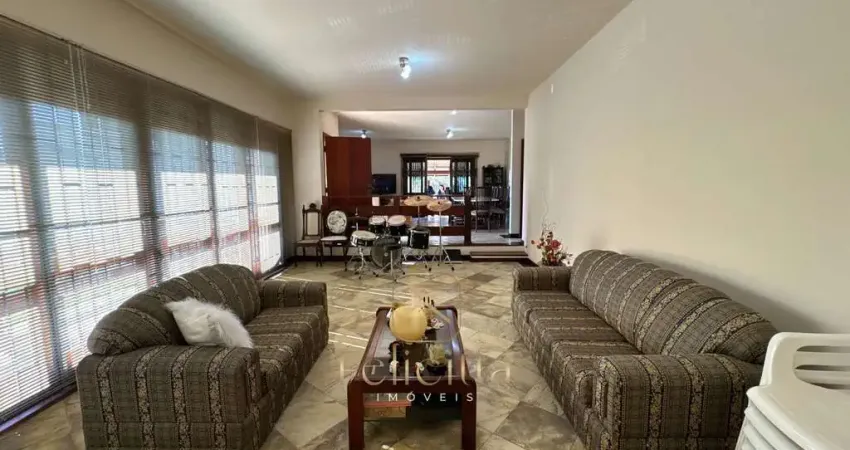 Casa com 4 Dormitórios (2 Suítes) no Bairro Abraão – Florianópolis/SC