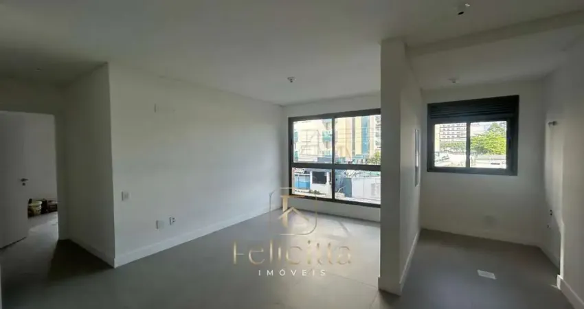 Apartamento de 02 dormitórios, sendo 01 suíte, no bairro Estreito em Florianópolis-SC