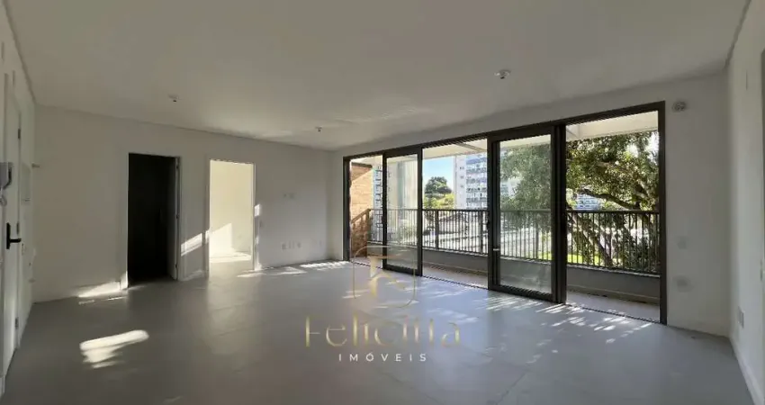 Apartamento de 02 dormitórios, sendo 01 suíte, à venda, no bairro Estreito em Florianópolis-SC