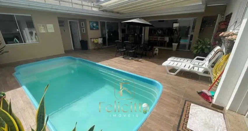 Casa com 03 dormitórios 01 suite no bairro Itacorubi, em Florianópolis/SC