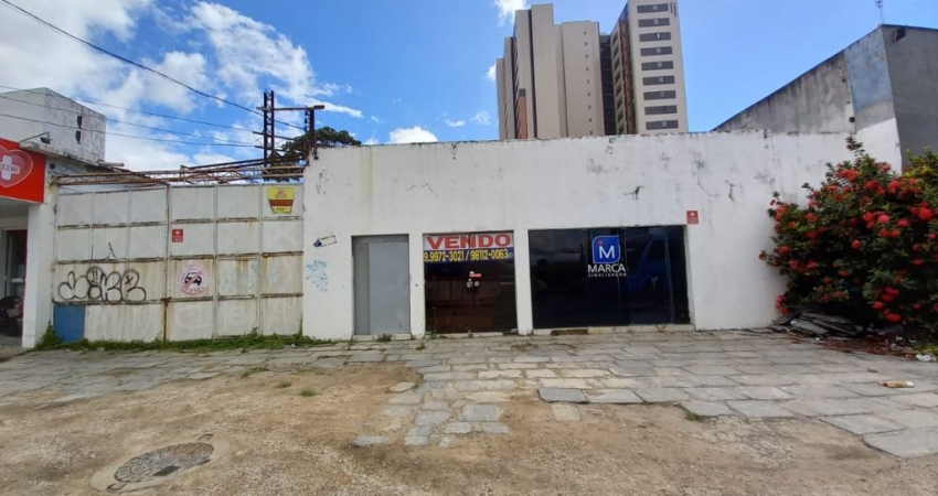 Vendo Casa Comercial na Av Fernandes Lima, no Farol