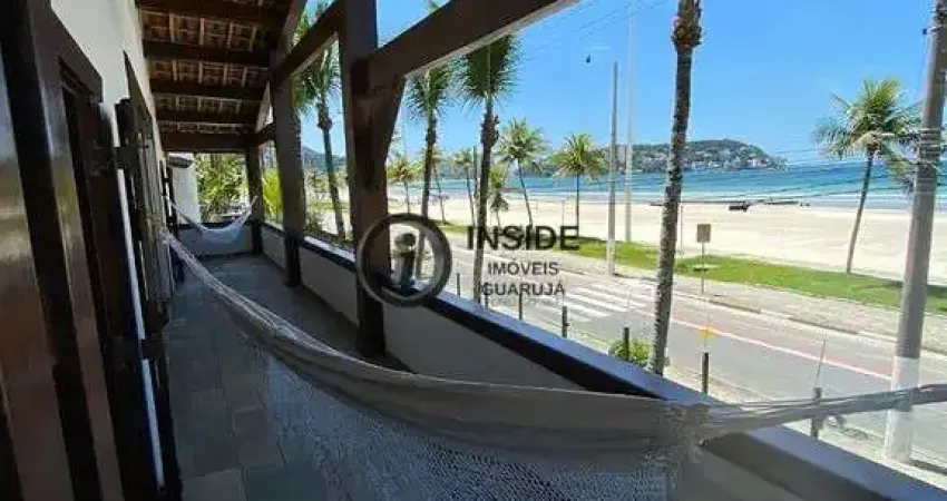 Casa estilo barroco frente mar na praia da enseada