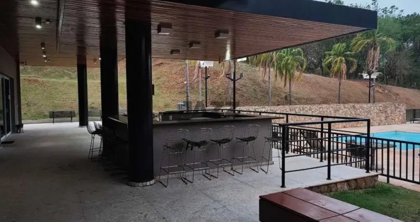 Sobrado à venda com 226m², 3 suítes, 4 banheiros e piscina no Residencial Villa D'Aquila