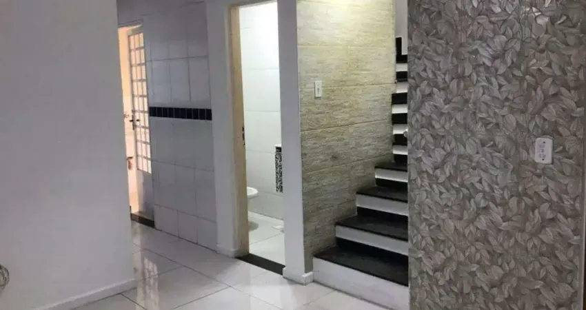 Sobrado à venda de 75m², com 2 quartos, 1 banheiro, 1 vaga de garagem e quintal, no condomínio vila santa clara