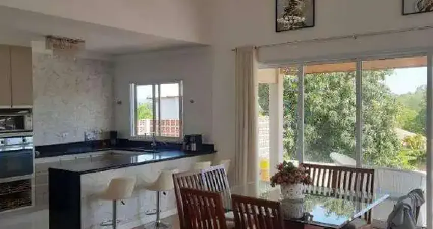 Casa de alto padrão à venda, com 1200m² de terreno, 4 quartos, 4 banheiros e piscina, no condomínio colinas do piracicaba