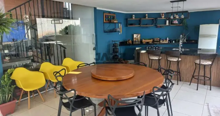 Casa à venda com 425m², 4 quartos, 3 banheiros e 3 vagas de garagem na Vila Italiana