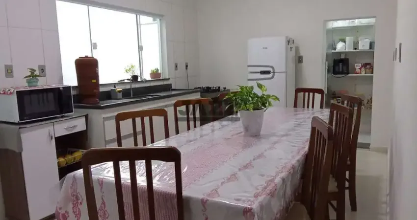 Casa térrea com três dormitórios e ótima localização em Amparo