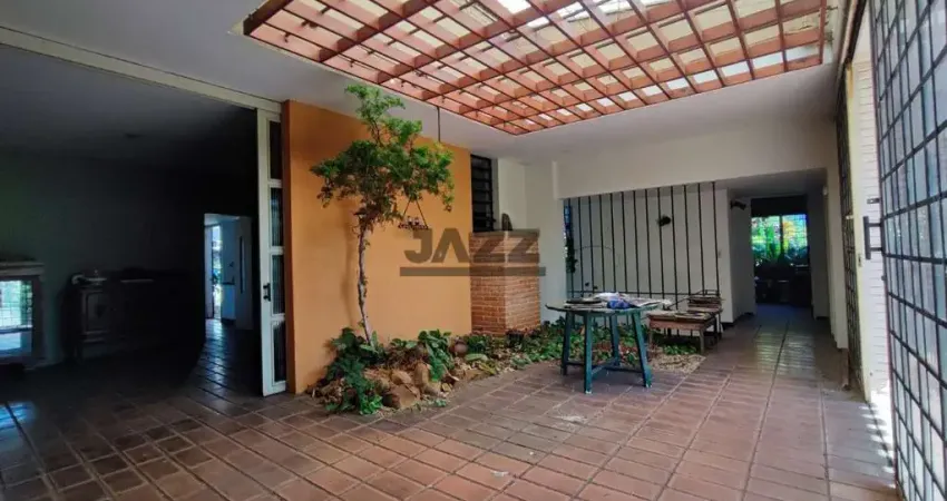 Casa à venda com 1.212 m², contendo quatro quartos, três salas, quatro banheiros e quatro vagas de garagem