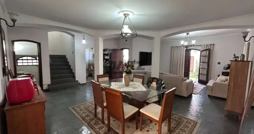 Casa à venda no bairro alto, com 336,40 m² de área construída, 3 quartos (sendo 1 suíte master), edícula, piscina e 4 vagas de garagem