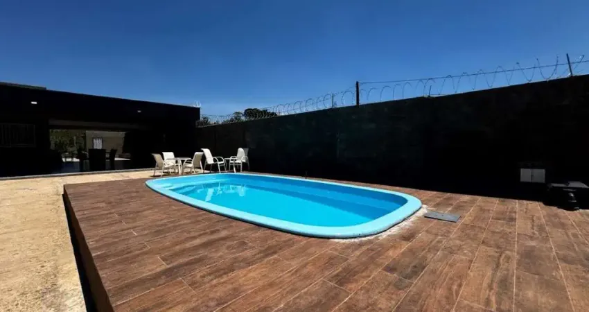 Chácara à venda no pau queimado, com 150 m², dois quartos, dois banheiros, piscina, quintal e cinco vagas de garagem