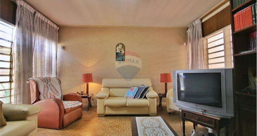 RE/MAX Vende Casa 3 quartos, sendo 01 suíte, sala 2 ambientes, copa, cozinha, jardim de inverno, 4 vagas, bairro Botafogo - Campinas / SP