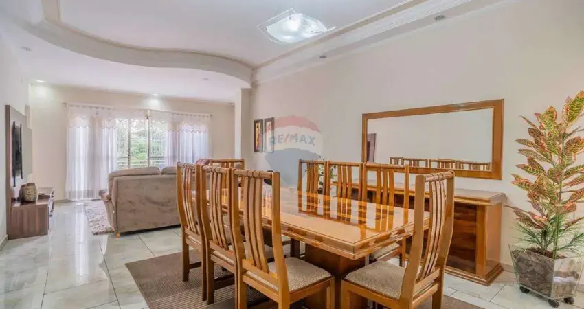 Casa Comercial ou Residencial: 295 m² de área útil, com 4 quartos (sendo 3 suítes), 4 banheiros e 5 vagas, em frente à Lagoa do Taquaral, em Campinas.