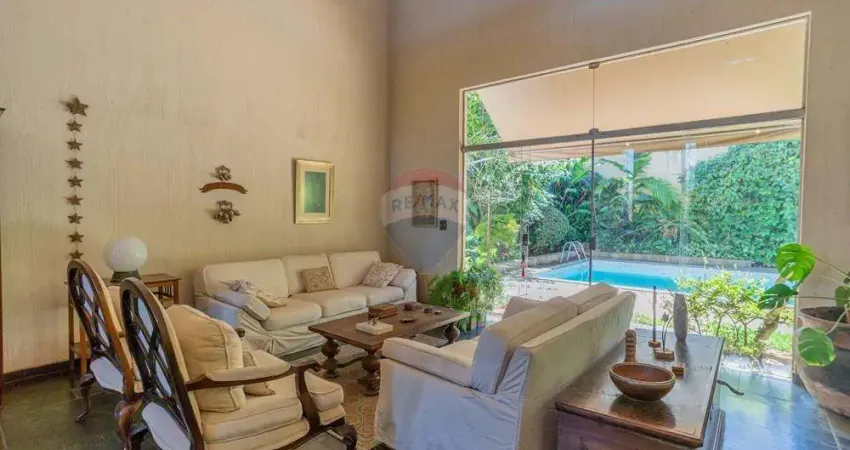 Casa com 627 m² de terreno e 521 m² de área útil, 06 quartos (03 suítes e 2 closets), quintal com piscina e churrasqueira, no Jardim das Paineiras. .