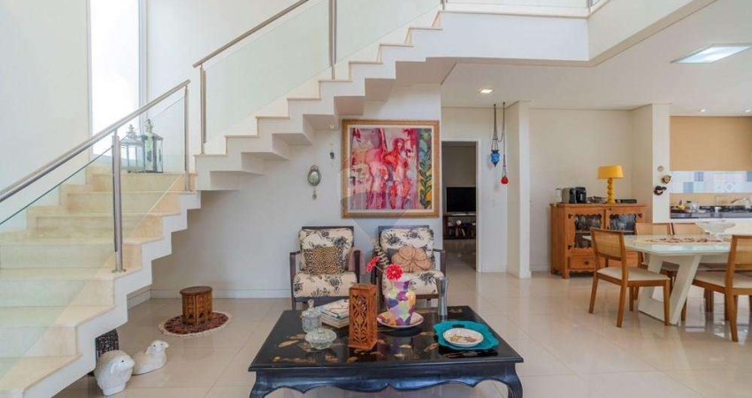 RE/MAX Vende Casa com 3 Suítes no Condomínio Ville Sainte Hélène - R$ 2.950.00,00