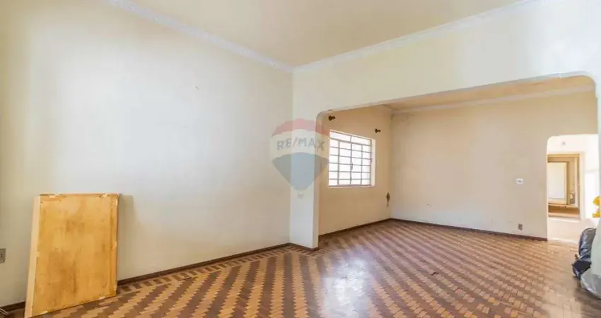 RE/MAX Vende Casa comercial no Bosque, com 2 salas, 3 quartos, 1 suíte, 3 vagas, quintal com churrasqueira e edícula