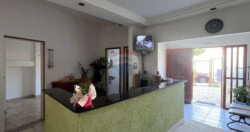 RE/MAX ALUGA imóvel comercial (sobrado) com 11 salas com banheiros, 02 recepções, 04 vagas de garagem, cozinha e edícula no bairro Nova Campinas.