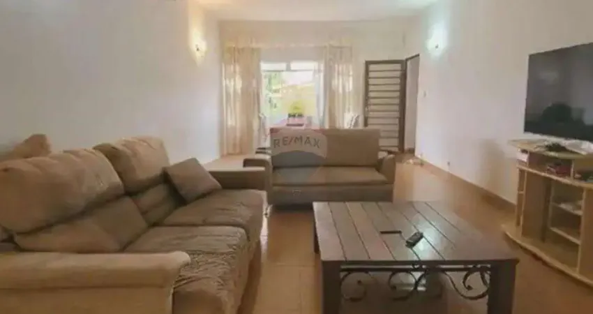 Re/max aluga casa térrea comercial ou residencial 180m² com hall de entrada, 2 salas amplas, 3 quartos (01 suíte), 03 banheiros e 03 vagas de garagem.