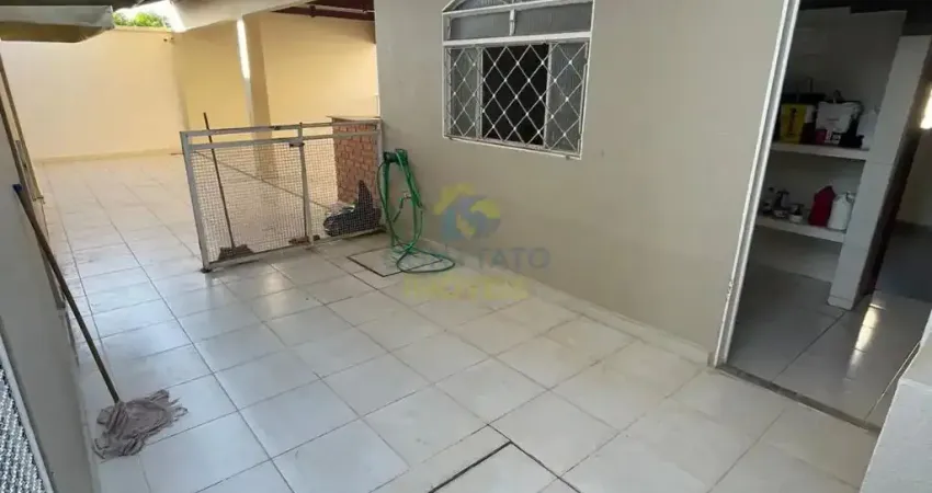 Casa comercial com espaço amplo  350m² de área construída - valor 10.000,00