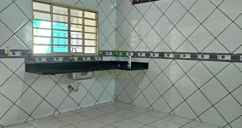 Casa de Rua, Jd Imperial, 02 suítes e 01 quarto , ampla - Valor 2.900,00