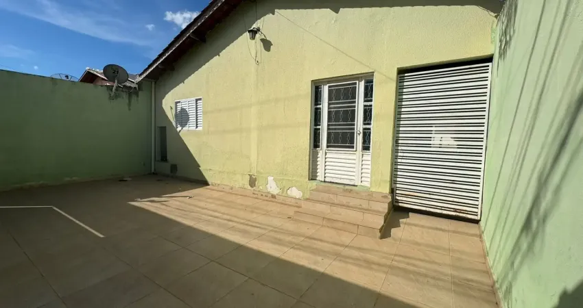 Casa ampla, 02 quartos, podendo reverter mais 01, quintal, varanda nos fundos - valor 2.200,00