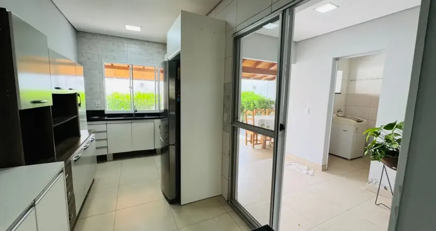 LINDA CASA MOBILIADA, Condomínio Rio Claro, 02 quartos sendo 01 suíte, 02 garagens.