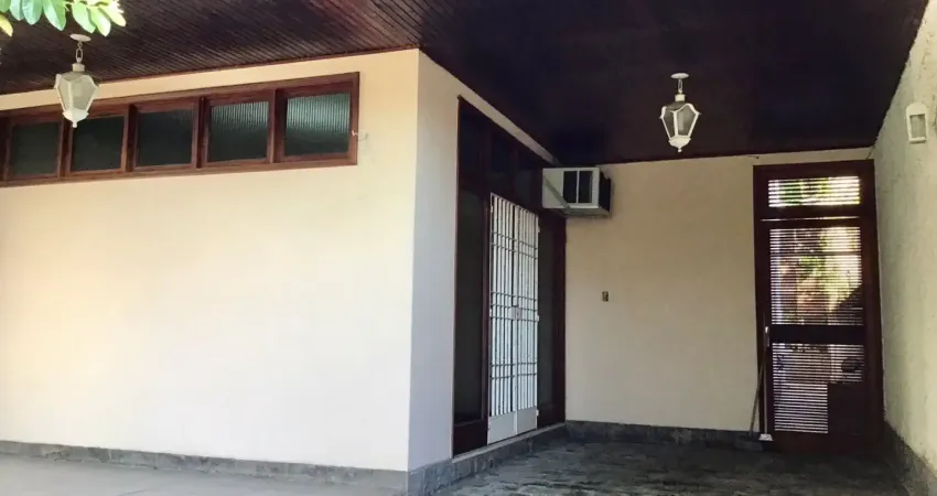 Vendo ótima casa duplex com anexo e quintal 4 quartos niterói