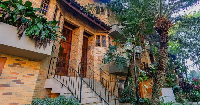 Casa em Condomínio com 330m² e 3 dormitórios, 1 suíte, 2 vagas no bairro Bela Vista em Porto Alegre