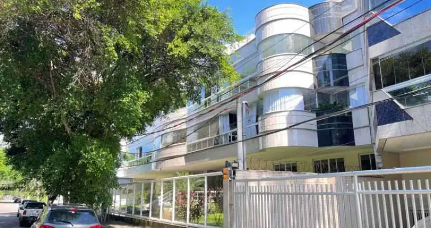 Apartamento com três quartos, próximo ao Posto 9, Recreio dos Bandeirantes.