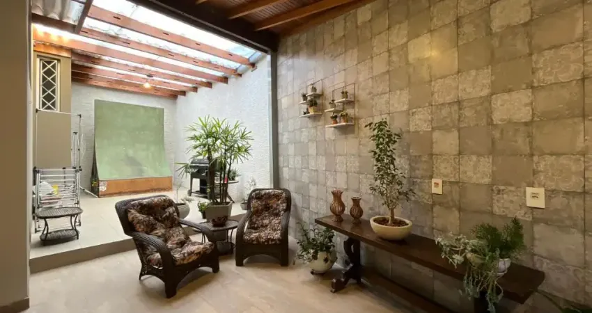 Casa à Venda | 225 m² | 3 dormitórios (1 suíte) | 4 vagas no Centro de Barueri/SP!