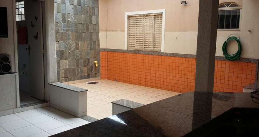 Casa para Venda em Uberlândia, Nossa senhora das graças, 3 dormitórios, 1 suíte, 3 banheiros, 2 vagas