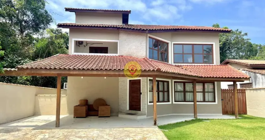 Casa em Condomínio com 4 Dormitórios, Área de Churrasqueira e Piscina