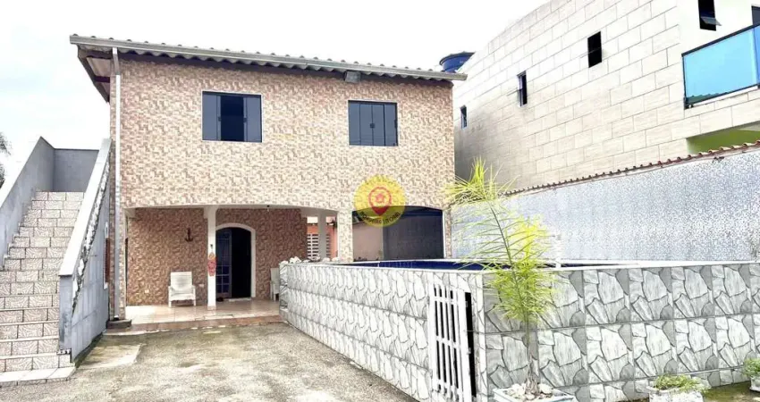 Sobrado espaçoso, completo e com lazer privativo, a apenas 600 metros da praia.