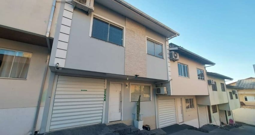 Casa com 3 quartos à venda na Rua Dona Carola, 586, Serraria, São José