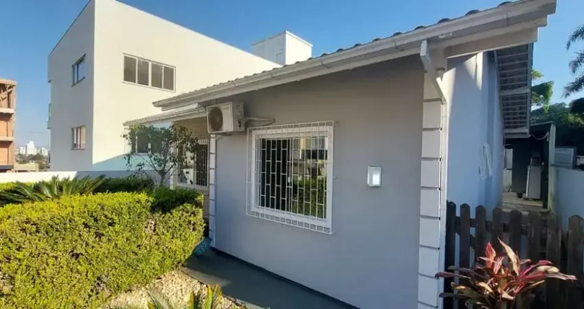 Casa com 3 quartos à venda na Rua Maria Degrandis, 39, Serraria, São José