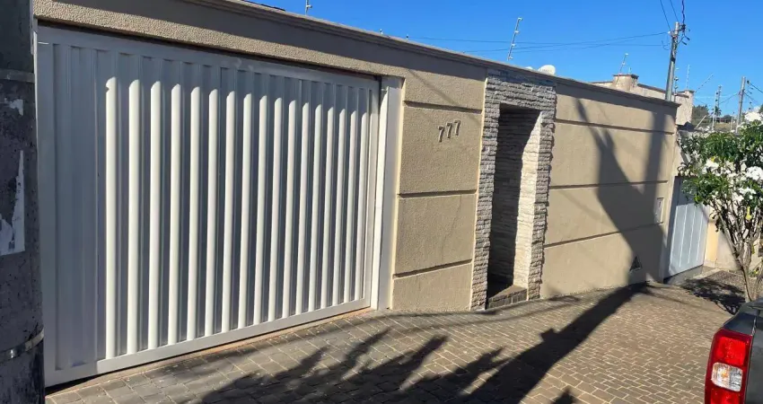 Casa com 3 quartos para alugar na Avenida Estela Saraiva de Peano, 777, Jardim Patrícia, Uberlândia