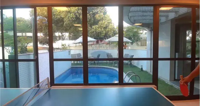 Charmoso apartamento de 2 quartos, oitavo andar, com excelente iluminação natural em casa amarela recife