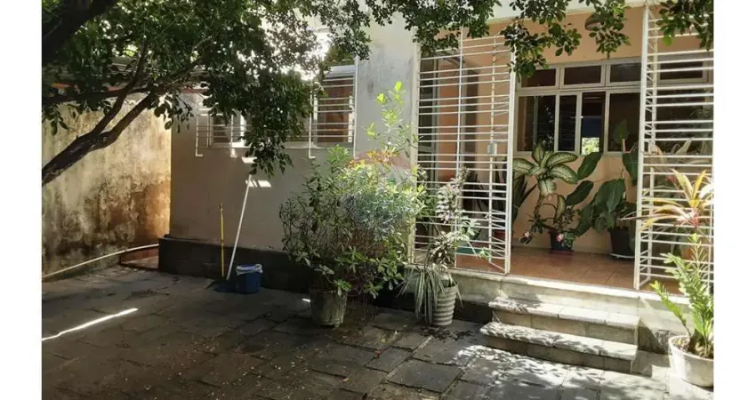 Casa na encruzilhada , 226 m2 , 4 quartos, 1 suíte , jardim , quintal