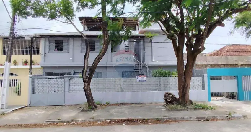 Vendo - casa cordeiro 300 mts de área construída  - 04 quartos - 02 salas de estar - 02 vagas de garagem  - área de lazer  cobertura