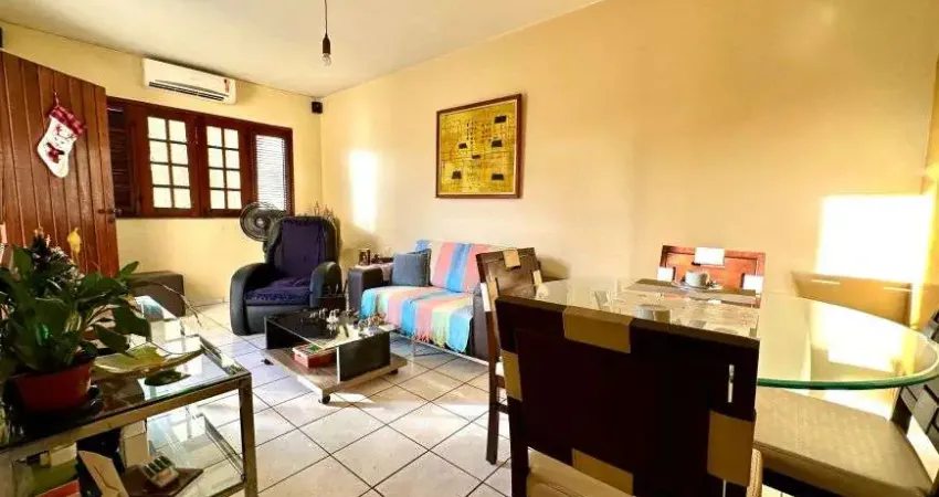 Casa no Guarapari, Rua do Aririzal, original com 2 quartos, amplo quintal - R$ 590.000,00