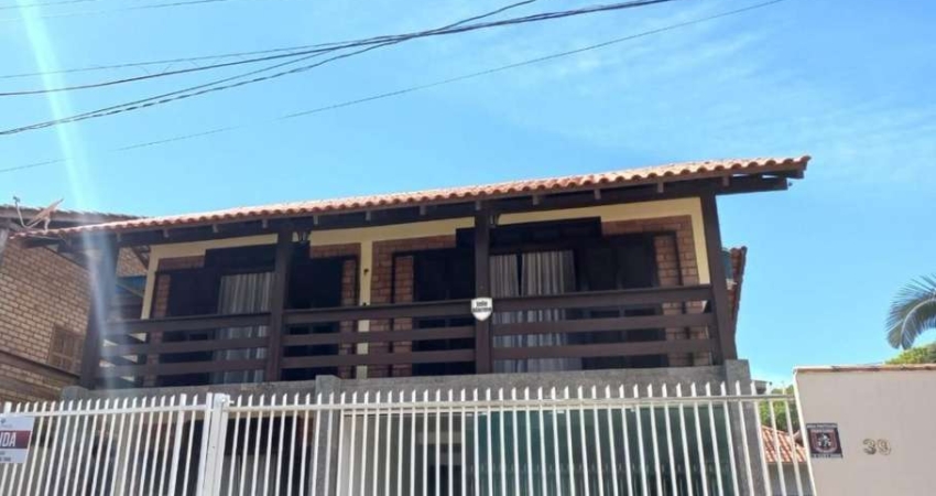 CASA NO CENTRO DE  BALNEÁRIO PIÇARRAS | 01 SUÍTE + 02 DORMITÓRIOS | 02 VAGAS DE GARAGEM | AVERBADA