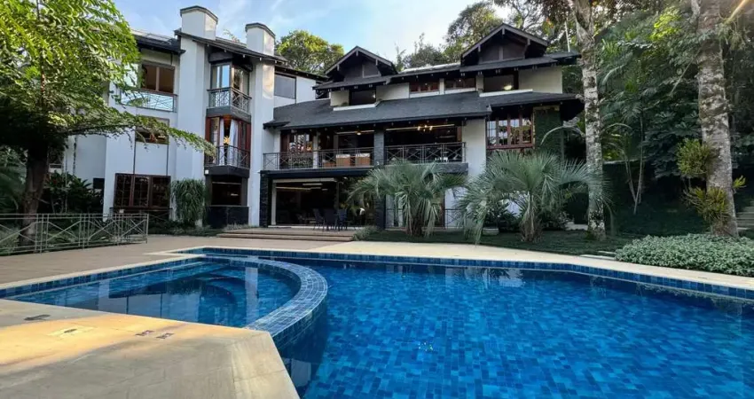 CASA EXCLUSIVA EM CONDOMÍNIO FECHADO | 5 SUÍTES | POUCOS MINUTOS DO CENTRO
