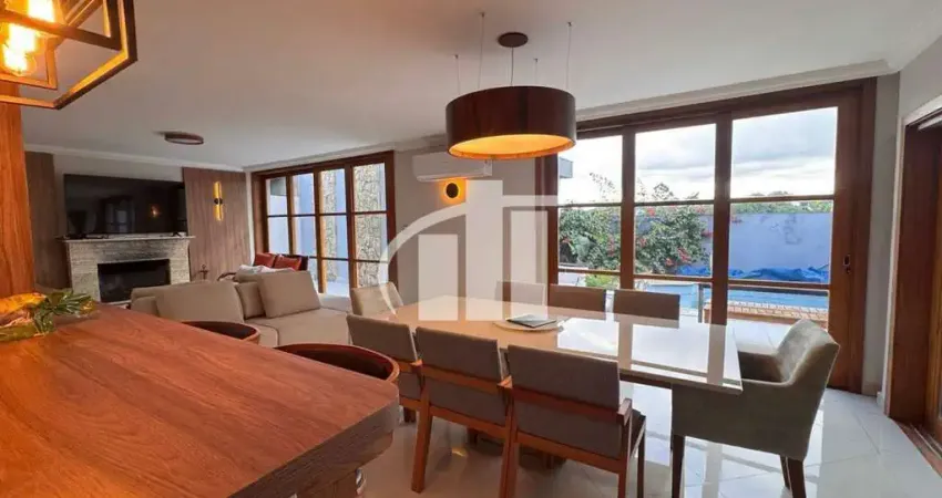 Ampla Casa com 3 Quartos, Suíte, Lareira e 5 Vagas de Garagem