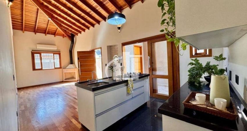 Casa a venda na Vila Mariana, com 133m² Construção e 189m² Terreno, um quarto amplo com closet, hidromassagem, sala com lareira.