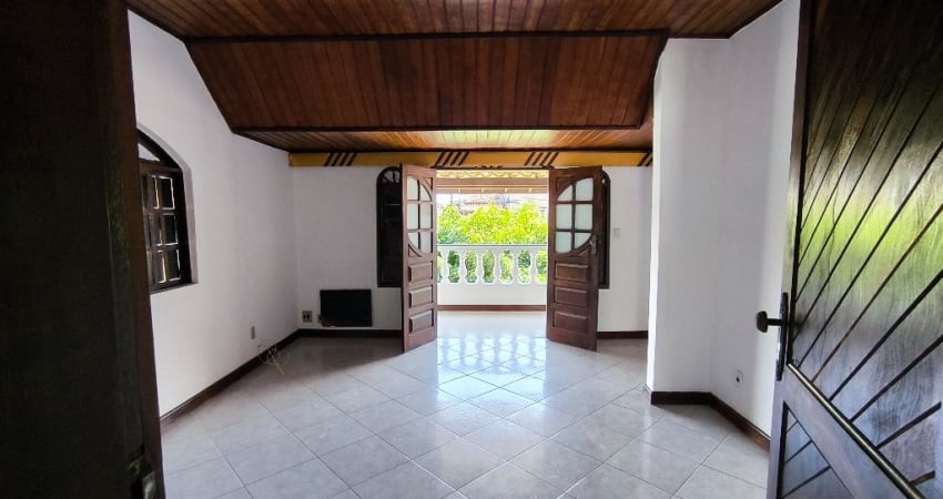 Petromar, village esquina, 200m2, ampla sala, suíte Master, mais 3/4( um no térreo), Stella Maris
