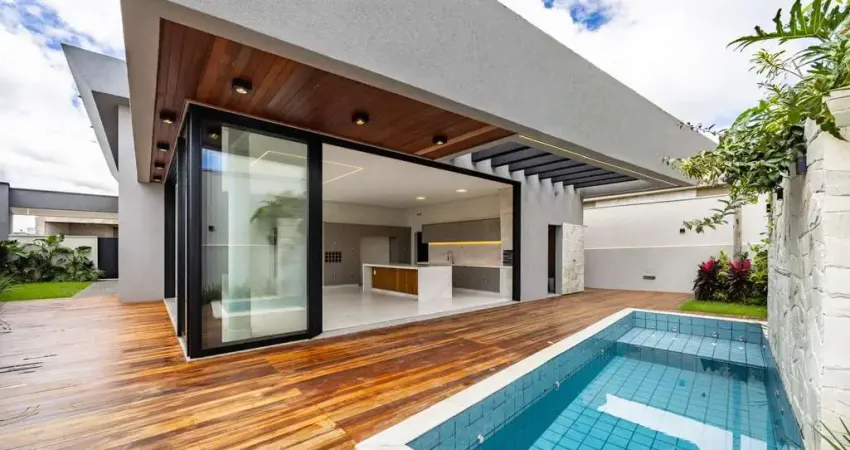 Casa térrea em condomínio com 3 suítes e piscina à venda em Goiânia.